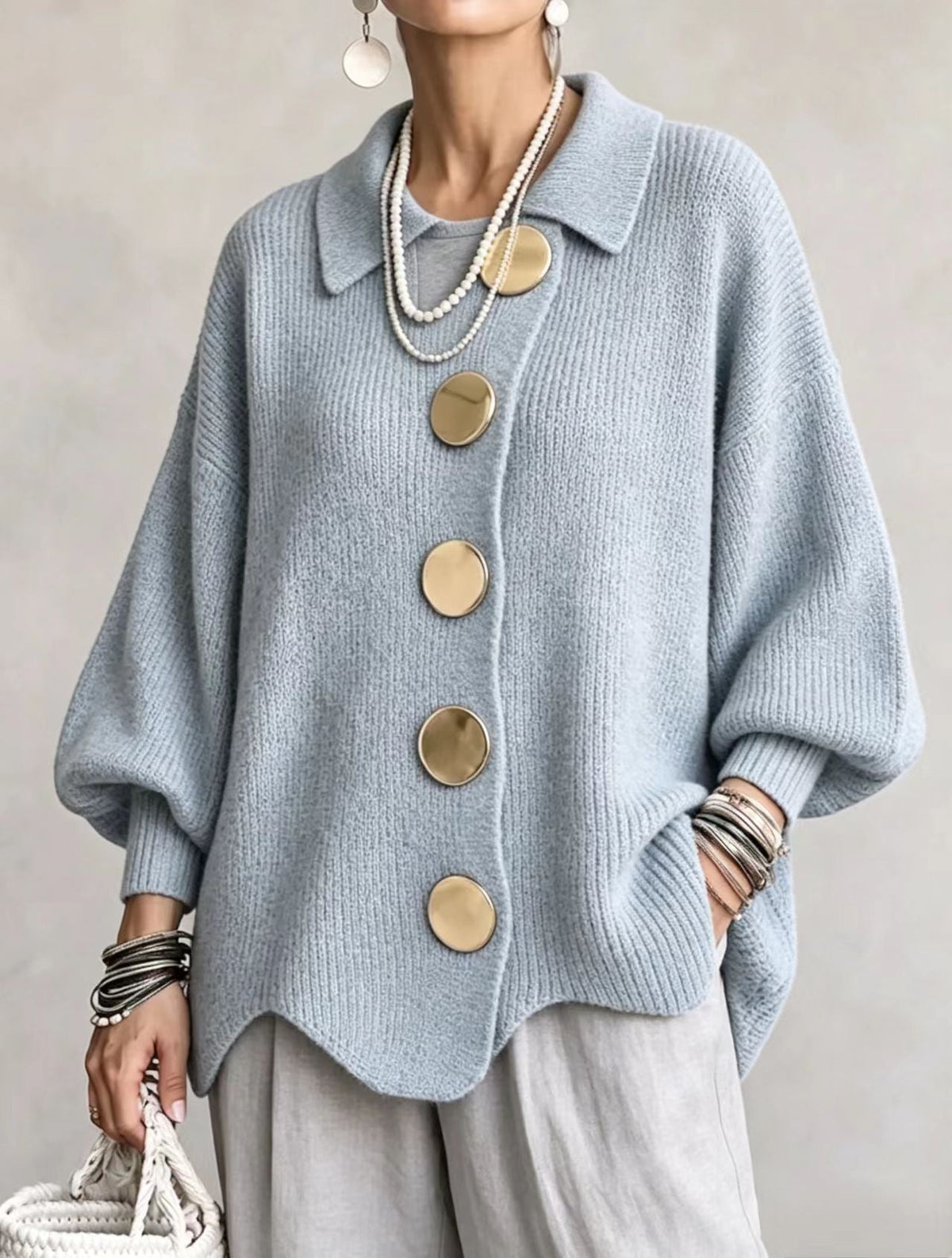 byDiaan | Isadora - Oversize Cardigan med Krage och Stora Metallknappar