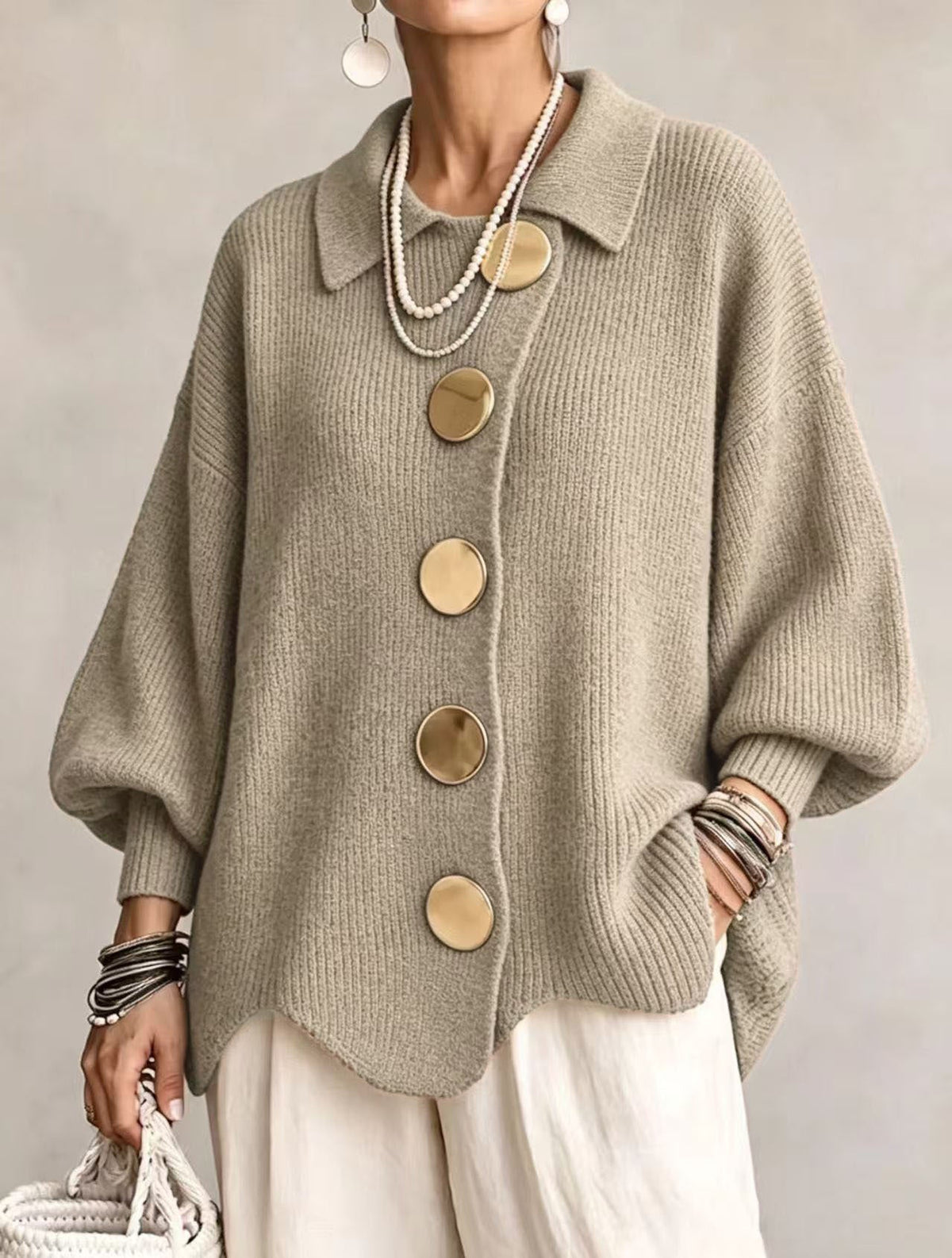 byDiaan | Isadora - Oversize Cardigan med Krage och Stora Metallknappar